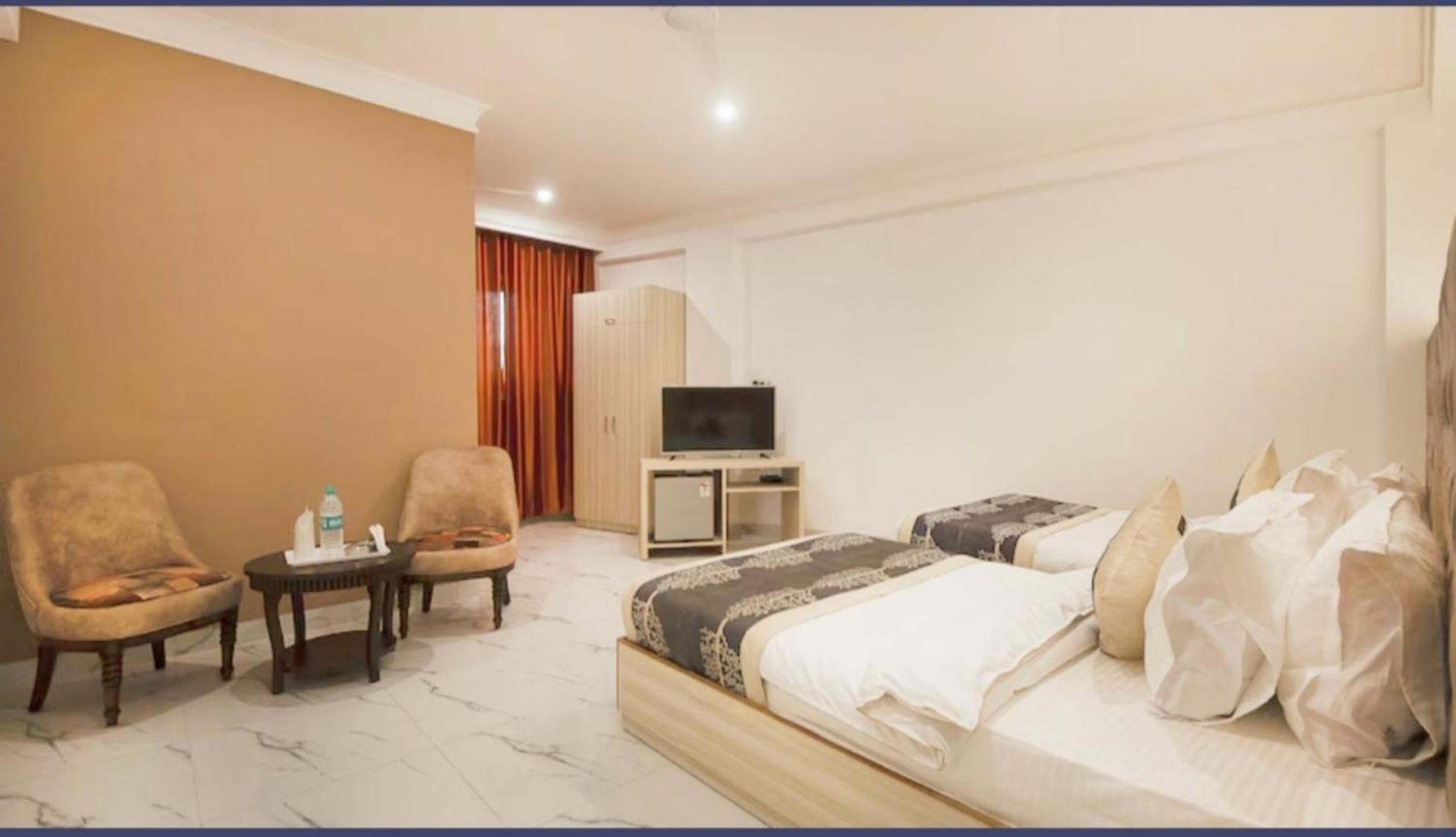 The Almora Residency - Complimentary Airport Trasnfer Otel Yeni Delhi Oda fotoğraf